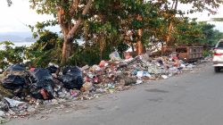 Warga Keluhkan Bau Tak Sedap: Tumpukan Sampah di Jalan Pantai Desa Tuwokona, Diduga Tak Terurus.