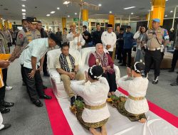 Tiba Di Ternate, Kapolda Malut Brigjen Pol Arif Disambut Adat ‘Joko Kaha’ 
