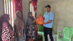 Tebar Kepedulian, Wakil Ketua Komisi 1 DPRD Halmahera Selatan Salurkan Paket Sembako Untuk Warga 