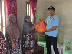 Tebar Kepedulian, Wakil Ketua Komisi 1 DPRD Halmahera Selatan Salurkan Paket Sembako Untuk Warga 