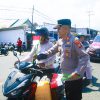 Sambut HUT RI ke-81, Polres Halsel Bagikan Bendera Merah Putih Kepada Pengendara Roda Dua 