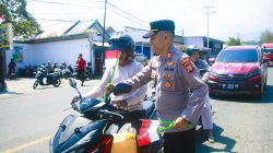 Sambut HUT RI ke-81, Polres Halsel Bagikan Bendera Merah Putih Kepada Pengendara Roda Dua 