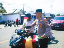 Sambut HUT RI ke-81, Polres Halsel Bagikan Bendera Merah Putih Kepada Pengendara Roda Dua 