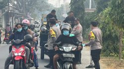 Cegah Dampak Kabut Asap, Polisi Bagikan Masker Gratis ke Pengendara Roda Dua 