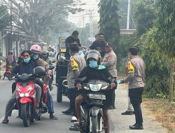 Cegah Dampak Kabut Asap, Polisi Bagikan Masker Gratis ke Pengendara Roda Dua 